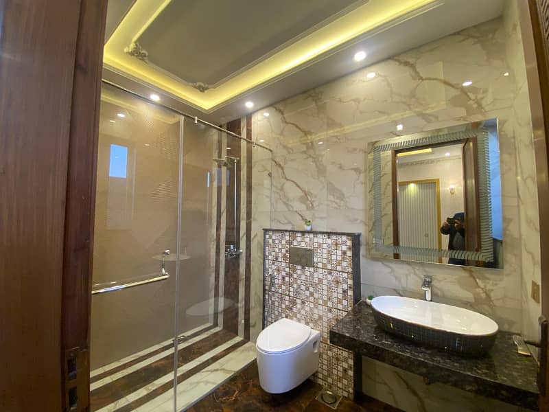 DHA Phase 7, 10 Marla, 04 Bed, Luxurious House For Sale. 26