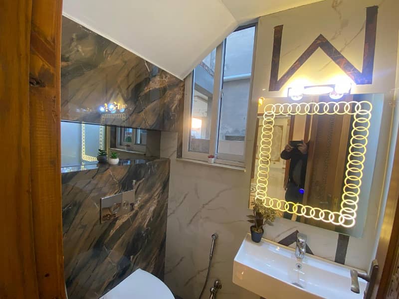 DHA Phase 7, 10 Marla, 04 Bed, Luxurious House For Sale. 37