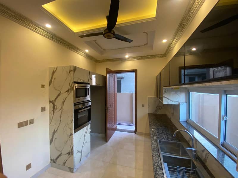 DHA Phase 7, 10 Marla, 04 Bed, Luxurious House For Sale. 39