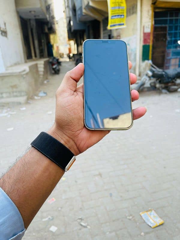 I phone 12 pro hai: Ram 128 gb hai 2