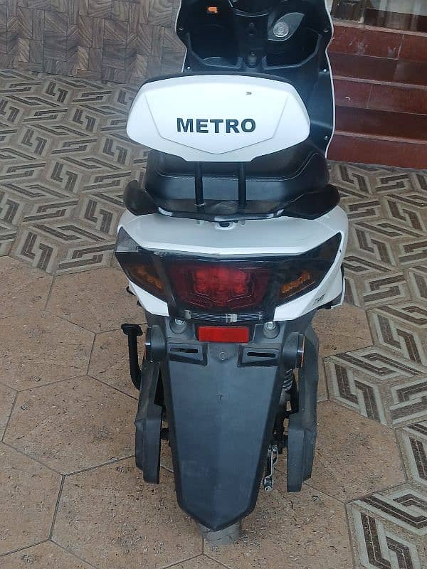 METRO THRILL/USED/ONLY 4 MONTHS OLD/LIKE IN NEW CONDITION/Negotiatable 4