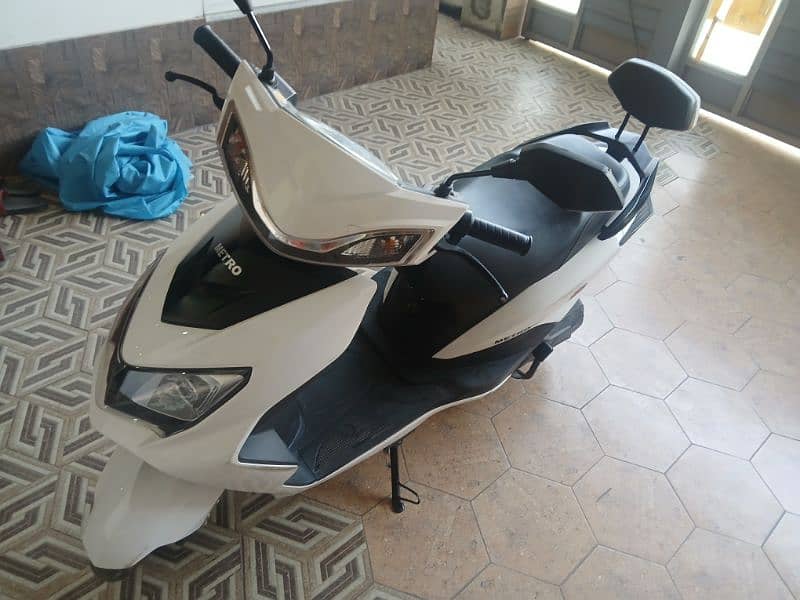 METRO THRILL/USED/ONLY 4 MONTHS OLD/LIKE IN NEW CONDITION/Negotiatable 8