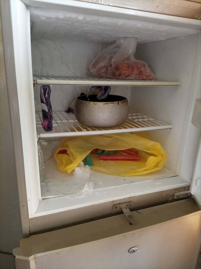 Pel. Refrigerator  achi condition mein available hai 1