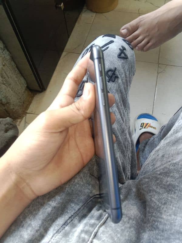 mobile iPhone 11 non PTA 4 GB RAM 64GB 2