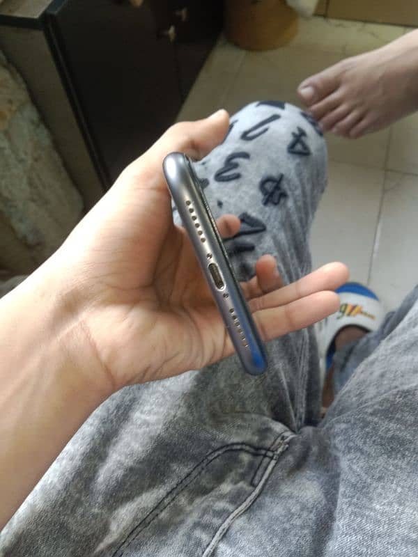 mobile iPhone 11 non PTA 4 GB RAM 64GB 3