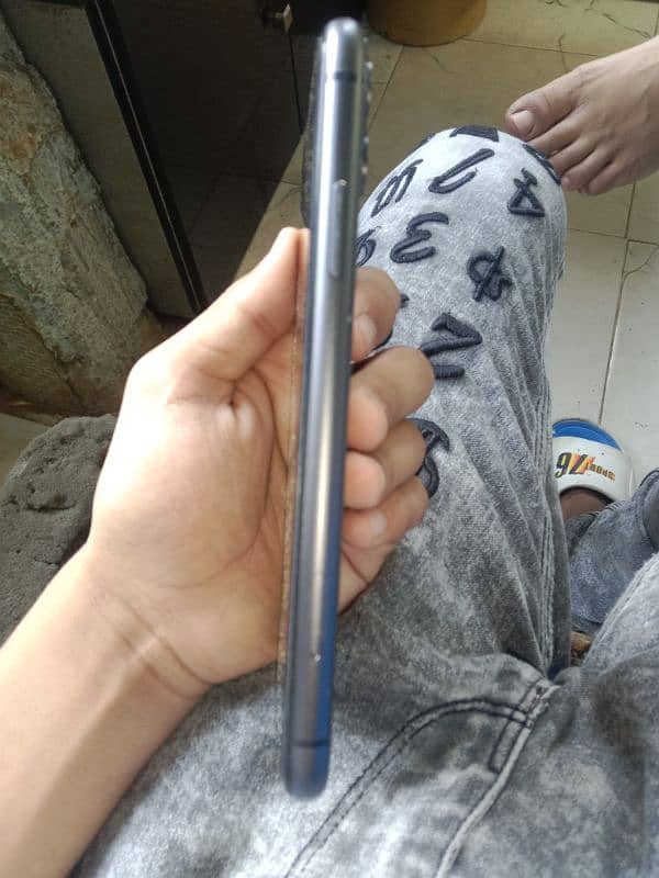 mobile iPhone 11 non PTA 4 GB RAM 64GB 5
