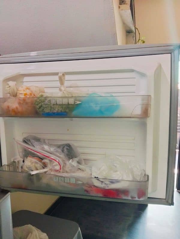 used dawlence fridge in good condition 1