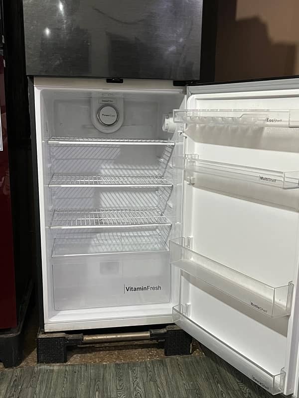 BLACK COLOUR FRIDGE DAWALANCE COMPANY 6