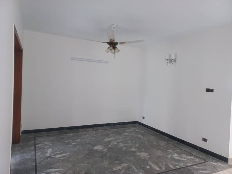 4 MARLA COMMERICAL BUILDING AVAILABLE FOR SALE WITH BASEMENT 3
