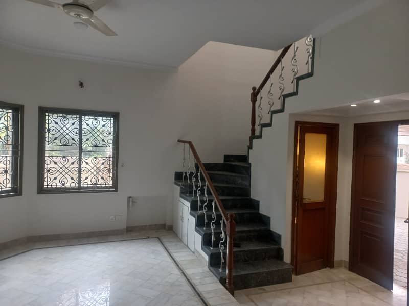 4 MARLA COMMERICAL BUILDING AVAILABLE FOR SALE WITH BASEMENT 4