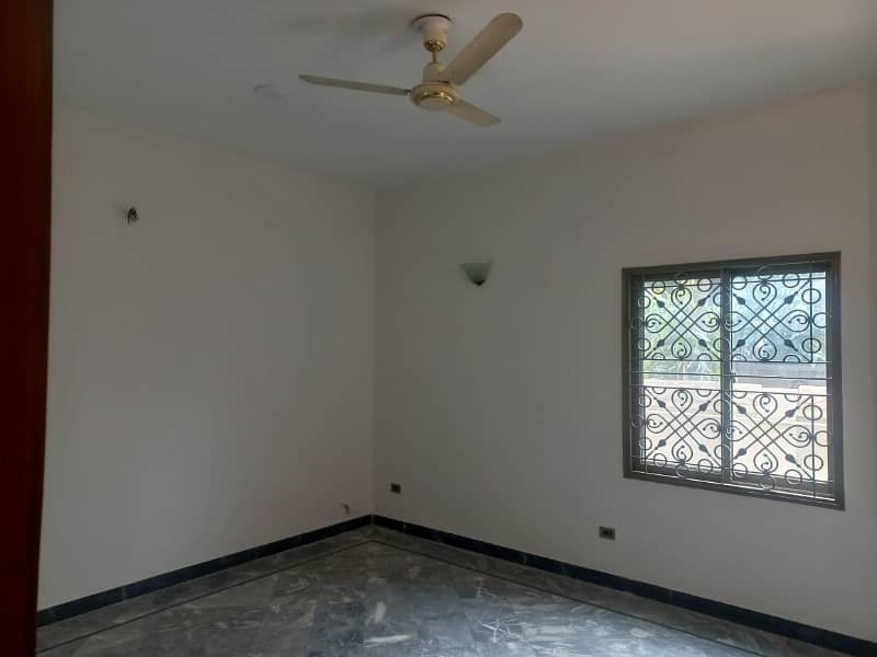 4 MARLA COMMERICAL BUILDING AVAILABLE FOR SALE WITH BASEMENT 5