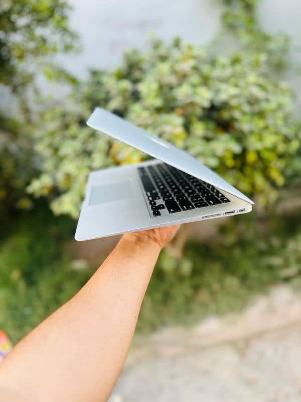 Macbook Air 2017 Scratch Less 0