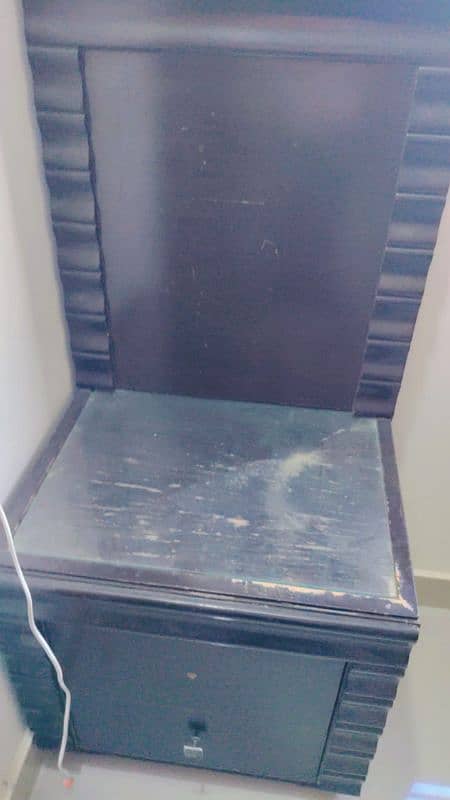 dressing table and side table urgent sale 3