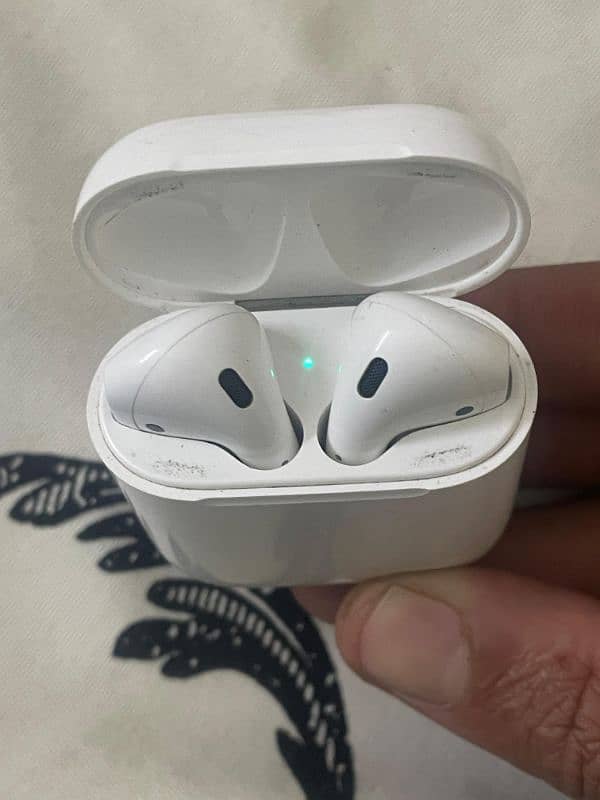 Apple airpods 2nd Generation 1