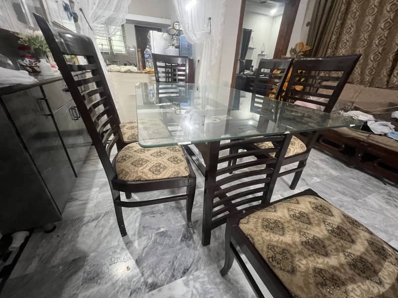 6 seater dinning table almost new 0