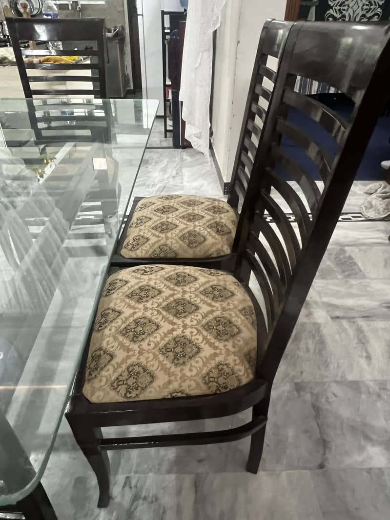 6 seater dinning table almost new 1