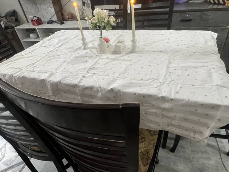 6 seater dinning table almost new 4