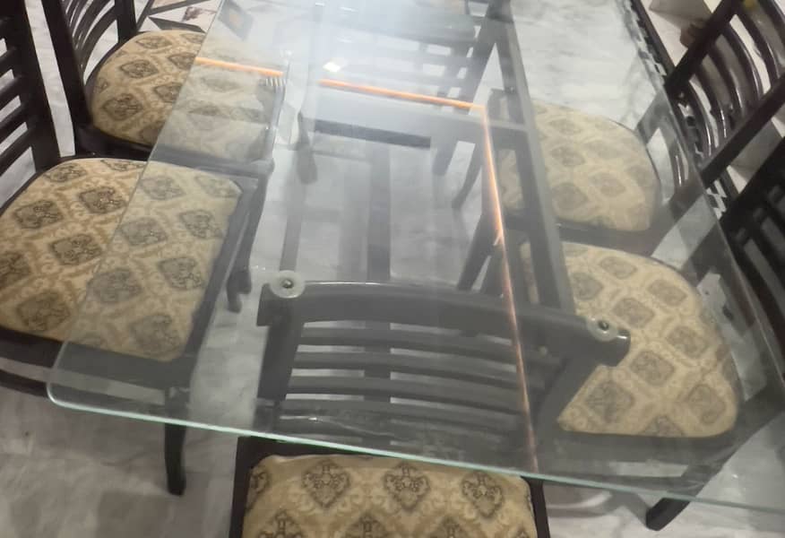 6 seater dinning table almost new 6