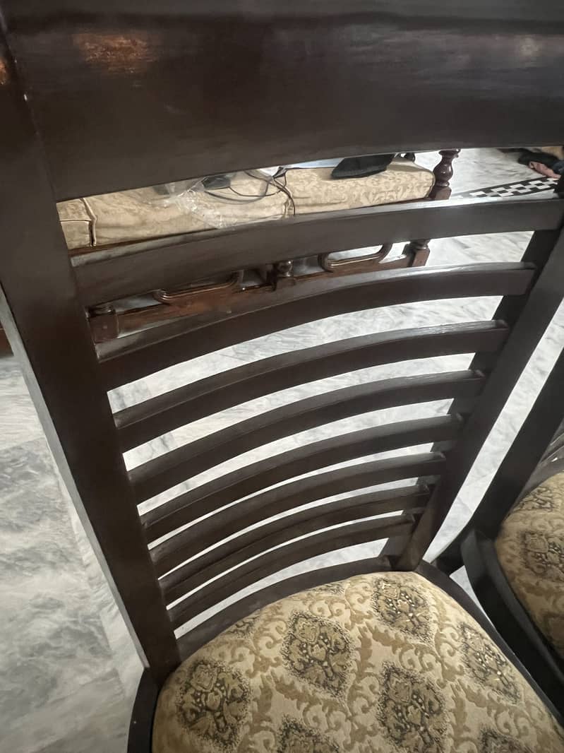 6 seater dinning table almost new 7
