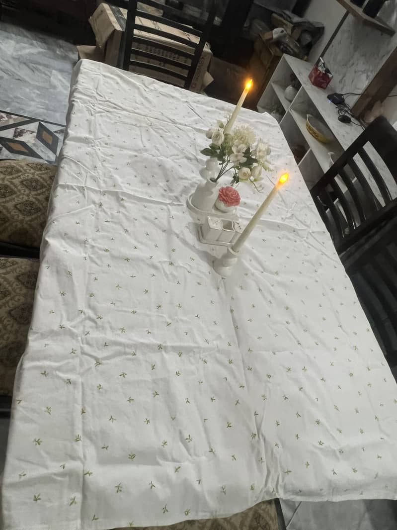 6 seater dinning table almost new 8