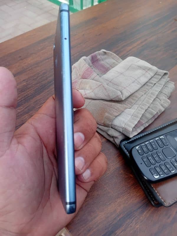 HUAWEI  Nova 2 plus 1