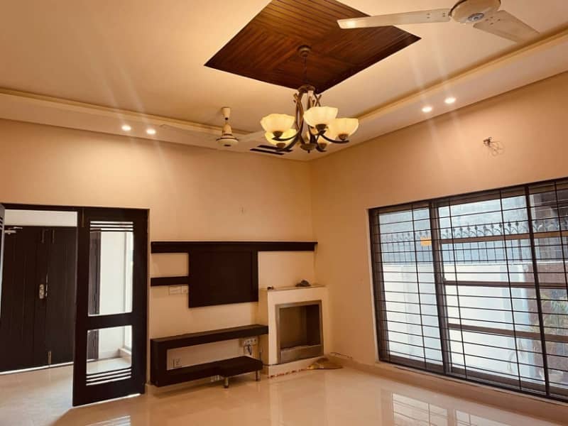 Ideal Family Living! 10 Marla Full House for Rent in DHA Phase 4 7