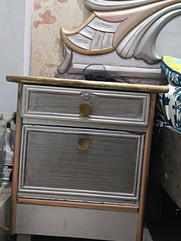 Bed front and back with side tables and dressing table 3