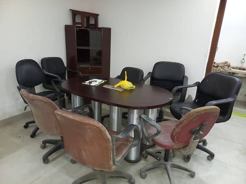 Salam ek meeting table 8 chair ek divider 1