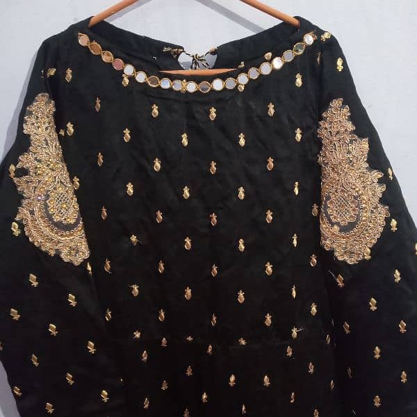 BLACK AND GOLDEN MAXI 3