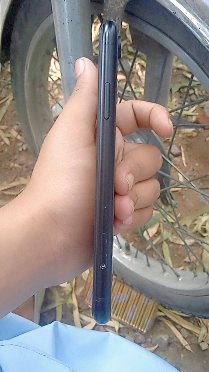 iPhone XR 7