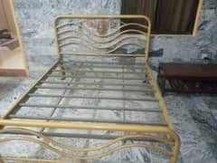 Iron Rod Queen Bed without matresss.