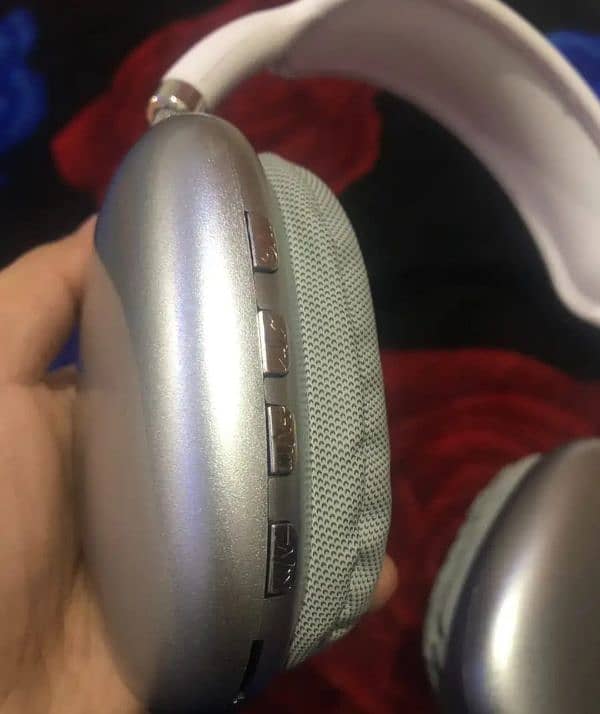 P9 Headphones 2