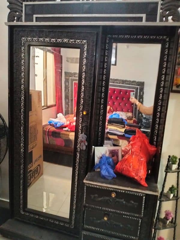 Dressing Table is Good Condition 2