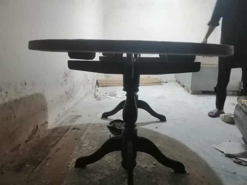 Dining table excellent condition 2
