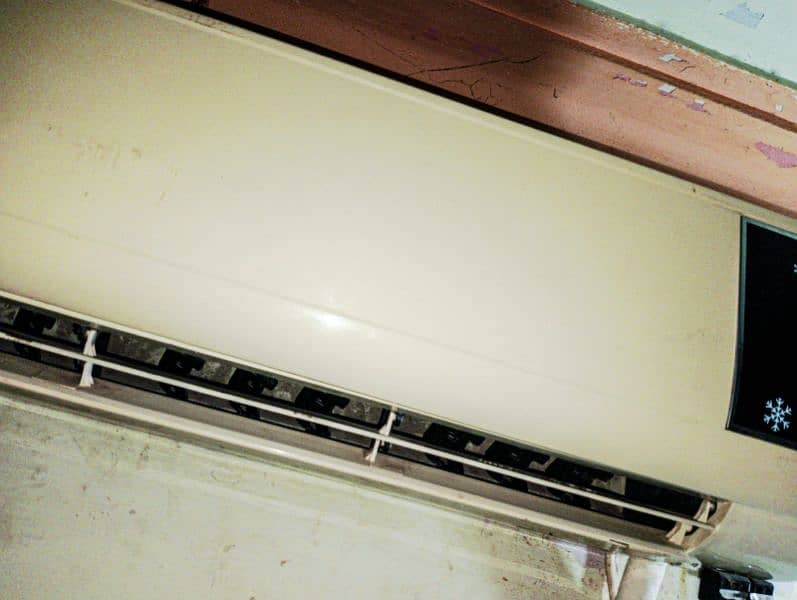 1 ton AC aur conditioner in working condition powerful cooling 2