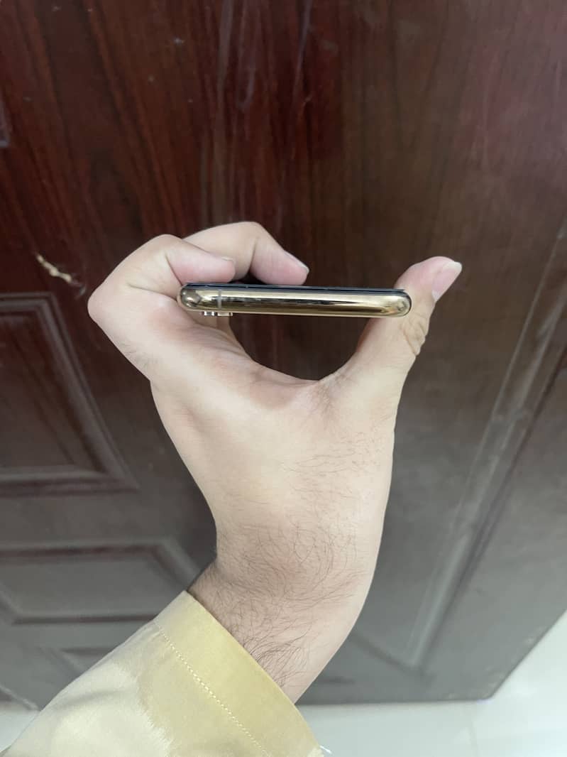 iPhone XS 3