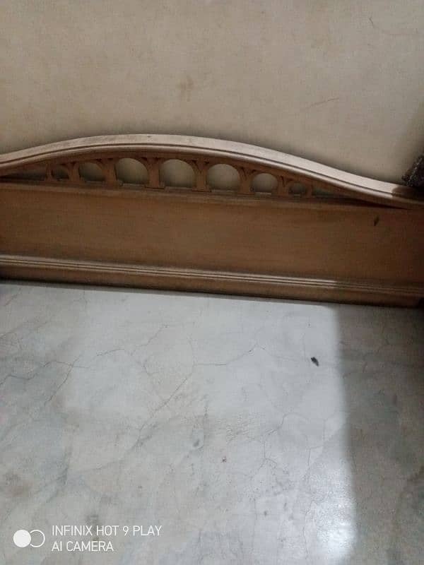 Bed and table for sale 0