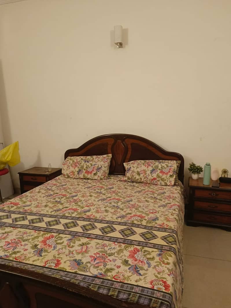 Queen Bed, 2 Side tables and dressing 0
