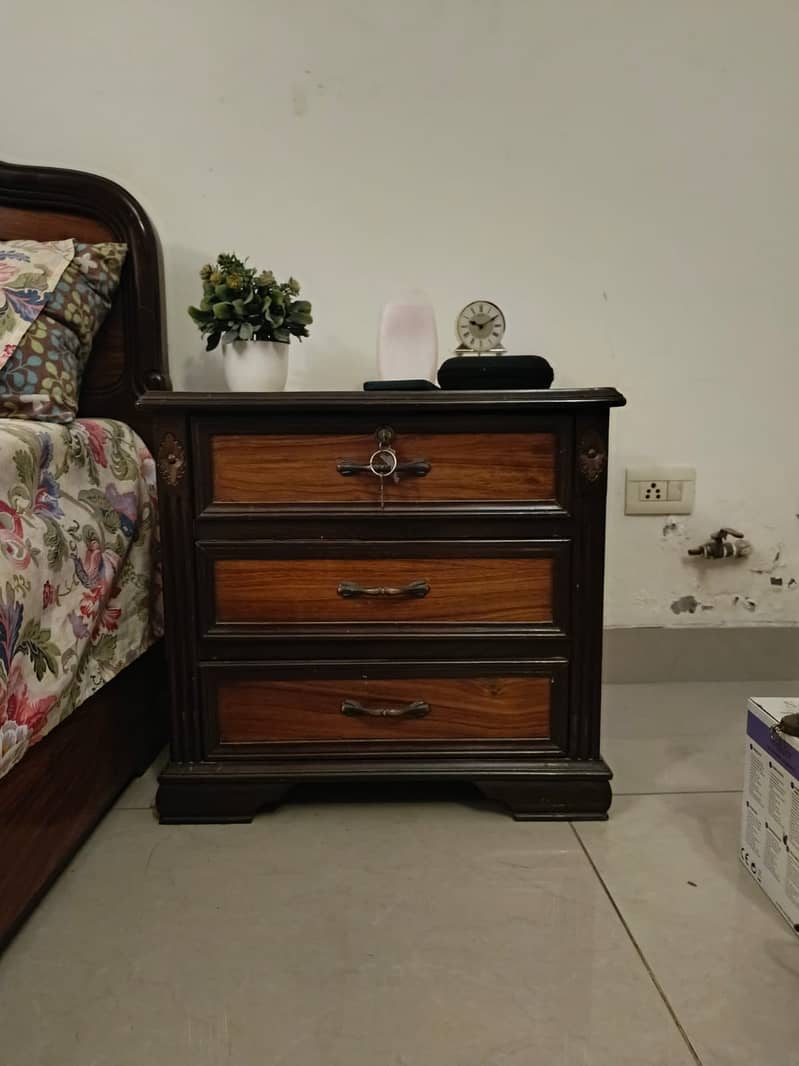 Queen Bed, 2 Side tables and dressing 1