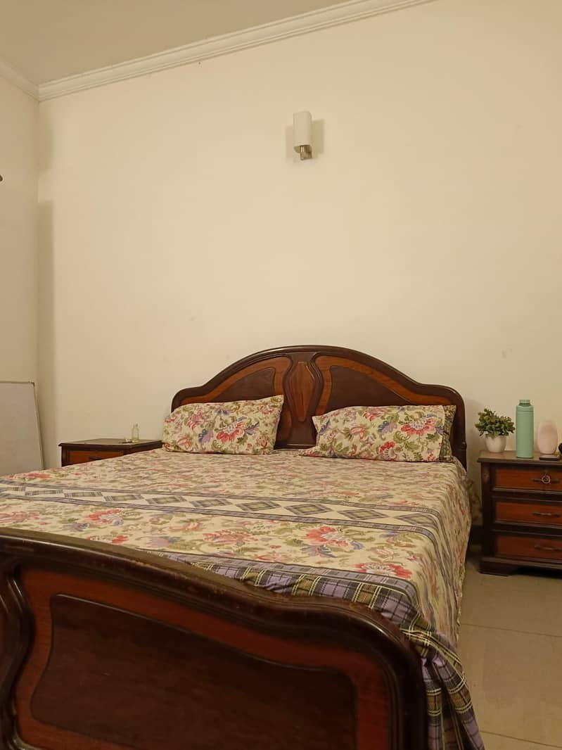 Queen Bed, 2 Side tables and dressing 3