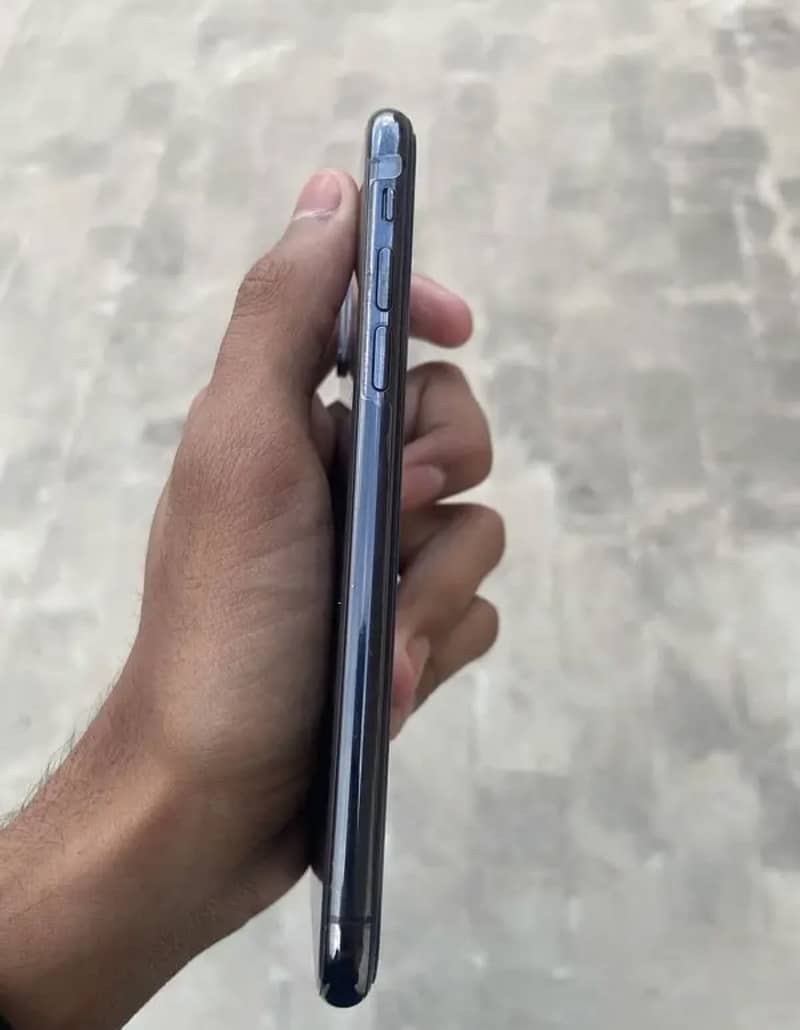 Iphone xs black colour 64 gb condition 10/10 only face id off bh 88% 4