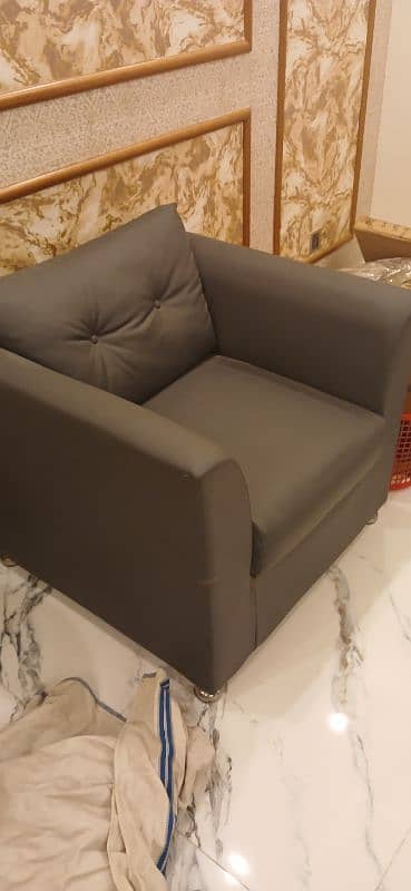 Rexian Single Sofa: Timeless Elegance 1