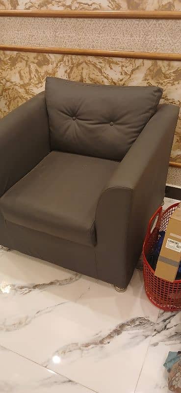 Rexian Single Sofa: Timeless Elegance 2