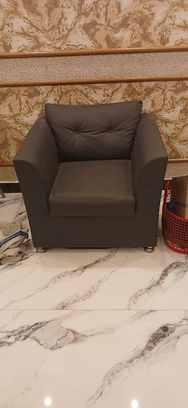 Rexian Single Sofa: Timeless Elegance 3