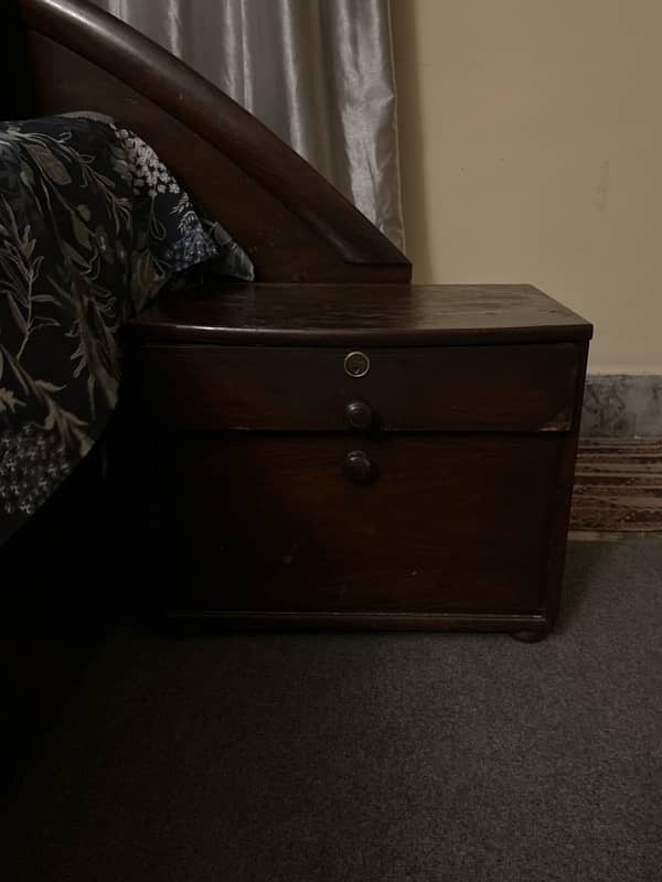queen size bed with bedside tables 1