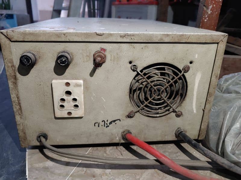 UPS 700 Watts 1