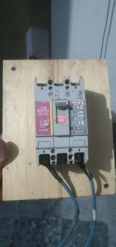 UPS hai aur ek button hai 3