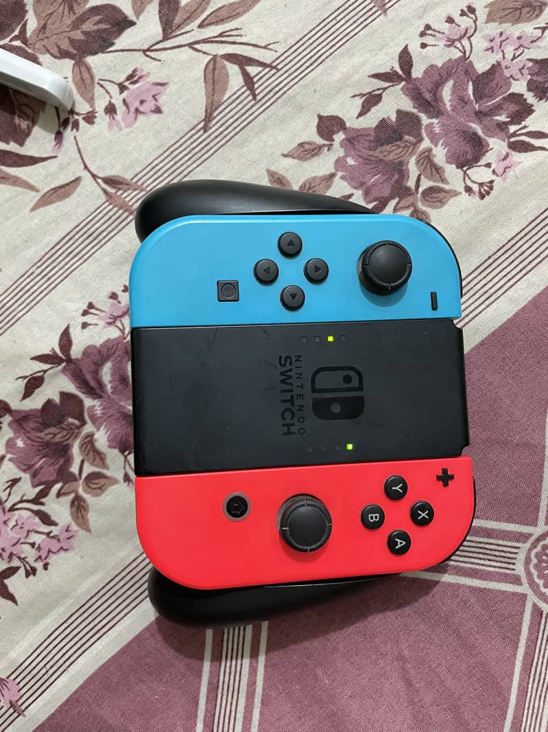 Nintendo original joy cons with charger 0