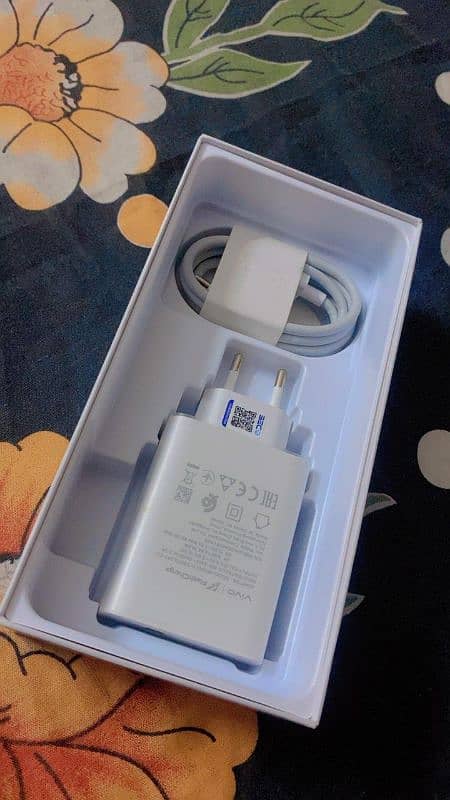 vivo Y200 8/256gb brand new condition pta approved 5