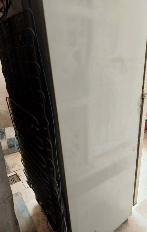 National Fridge Medium size burf b jamtee hai. 1